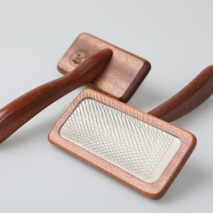 Cepillo de madera para eliminar el pelo de mascotas, diseño duradero, cerdas suaves para el cuidado canino, cuidado de mascotas, eficiencia en el aseo de animales. - Product Image 1