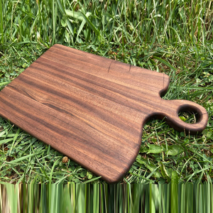 Planche à découper en bois avec bord naturel organique, accentuant une veine naturelle tourbillonnante audacieuse, idéale pour couper les légumes. - Product Image 6