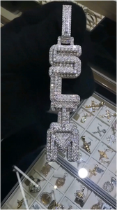 Colgante vertical de letra Hip Hop con moissanita, plata de ley 925, unisex, con nombre personalizado, de lujo, con incrustaciones de circonitas, chapado en rodio - Product Image 2