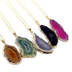 Collier pendentif en pierre d'agate naturelle à la mode avec chaîne à maillons et lunette plaquée or et argent pour les occasions cadeaux - Product Image 2