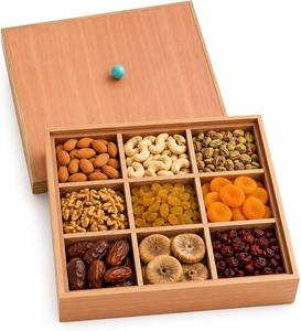 Caja de madera de diseño tradicional para servir frutos secos con compartimentos divididos para fiestas, con un diseño minimalista. - Product Image 5
