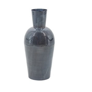 Vase en métal gris-bleu vieilli de style vintage, fait main, rustique, pour centre de table, idéal pour la décoration moderne de ferme et minimaliste - Product Image 1