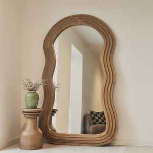 Miroir sur pied sculptural en bois courbé, à tonalité naturelle, superposé, de style bohème, fait main, écologique, pour la maison - Product Image 1