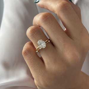 Anillo de Compromiso con Diamante Cultivado en Laboratorio Ovalado de 2 Quilates E VVS2, Conjunto de Anillos de Boda Minimalistas con Solitario y Diamantes Flotantes - Product Image 5