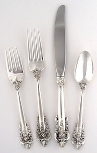 Ensemble de couverts de luxe vintage en acier inoxydable avec poignée à collier festonné, comprenant des cuillères en forme de feuille et des fourchettes à trois dents. - Product Image 5
