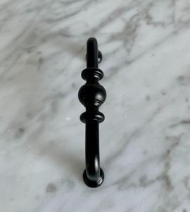 มือจับเฟอร์นิเจอร์เหล็กยาว ดีไซน์ทันสมัย ตกแต่งสวยงาม ทนทาน ดีไซน์คลาสสิก ผิวโลหะแบบวินเทจ สำหรับห้องนอน ห้องนั่งเล่น ตู้ครัว - Product Image 5