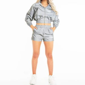 Ensemble 2 pièces de haute qualité pour femme : coupe-vent oversize, haut court zippé et short avec veste - Product Image 1