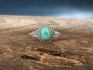 Anillo de Plata de Ley 925 Hecho a Mano, Estilo Vintage, con Turquesa Ovalada, Motivo de Hoja Boho del Suroeste, Borde Trenzado y Gema Decorativa - Product Image 1