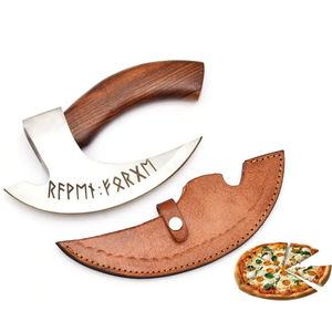 Couteau à pizza Burraq personnalisé fait main en acier au carbone, lame de 9 pouces, longueur totale de 11 pouces, manche en bois de rose, étui en cuir, style hache Tomahawk - Product Image 1