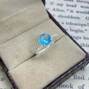 Anillo de Plata de Ley 925 con Topacio Azul, Anillo de Diseño con Engaste de Garras Hecho a Mano, Joyería con Piedra Preciosa Natural, Regalo para Mujer - Product Image 1