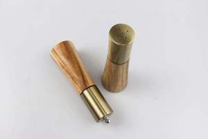 Juego de Salero y Pimentero de Madera de Acacia Premium y Dorado, Elegante Juego de Especieros de Madera Cónicos para Decoración de Cocina - Product Image 3