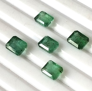 Lot de 5 pierres précieuses naturelles d'émeraude verte du Zambie, 4,20 carats, taille émeraude calibrée 6x5 mm, facettées, translucides, pierres brutes - Product Image 1