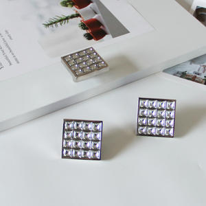 Bouton de meuble carré moderne de luxe en aluminium avec grille en cristal acrylique pour cuisine, salle à manger, chambre, commode, tiroir - Écologique et durable - Product Image 5