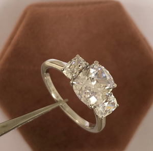 Anillo de compromiso de oro blanco con tres piedras de circonita cúbica talla cojín, anillo de boda vintage de oro macizo de 10K, anillo de propuesta, regalo para ella - Product Image 2
