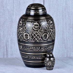 Urne funéraire pour adulte en laiton noir et argenté avec motifs floraux et géométriques, surface brillante pour cendres humaines - Product Image 1