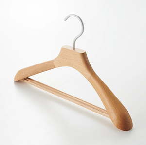 Cintre en bois naturel et massif pour suspendre manteaux, robes, etc. à des prix bas et abordables - Product Image 1