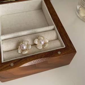 ต่างหูมุกน้ำจืดธรรมชาติจูจี้ ขนาด 6-7 มม. ตัวเรือนเงินแท้ ดีไซน์ลายดอกไม้ ต่างหูเปลือกหอยมุกยอดนิยม - Product Image 6