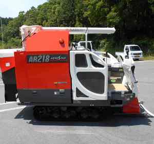 Nouvelle moissonneuse-batteuse à riz Kubota AR218GDXMW à alimentation par tête, 6 rangs, diesel, espacement des rangs de 300 mm - Product Image 2