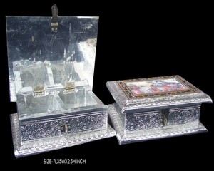 Caja de Regalo de Chocolate con Tapa de Madera, Diseño de Metal de Latón Hecho a Mano, Meenakari, Grabado en Relieve, Chapado en Oro, Oxidado Antiguo - Product Image 6