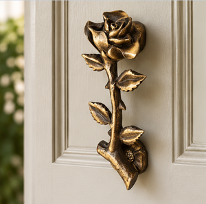 Poignée de porte Rustic Rose en finition or patiné avec tête de fleur sculptée, feuilles texturées et design de tige organique pour un style classique - Product Image 3