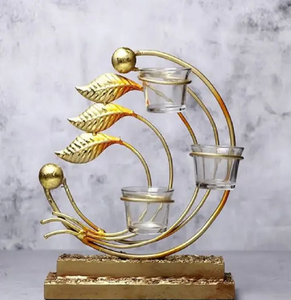 Marco orbital artístico dorado con un portavelas de cerámica con diseño de mármol blanco. Estilo único disponible a precios de mayorista. - Product Image 3