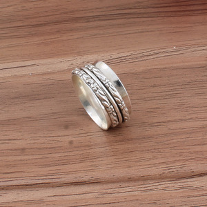 Anillo apilable clásico de plata de ley 925 hecho a mano con gemas y cuentas delicadas para mujer, venta al por mayor - Product Image 3
