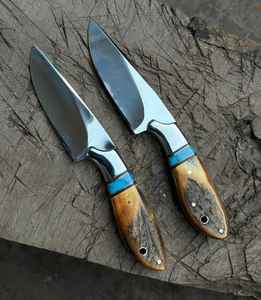 Cuchillo profesional de alta calidad para desollar ciervos, de acero con alto contenido de carbono, hoja fija, con funda de cuero turquesa. - Product Image 2