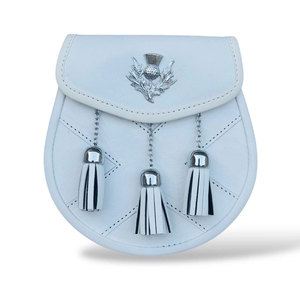 Sporran écossais blanc pour homme en similicuir végétalien avec badge de chardon et sangle à chaîne, pour tenue des Highlands - Product Image 1