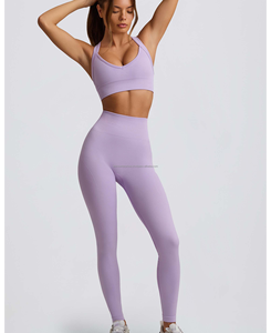 Ensemble de yoga et fitness pour femme avec soutien-gorge à bretelles croisées, legging court au-dessus du genou, motif uni, respirant, en côtelé, spandex et polyester - Product Image 3