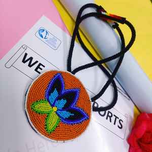 Collar con colgante floral hecho a mano con cuentas de colores naranja, azul, morado, verde, amarillo y blanco y cordón largo - Product Image 3