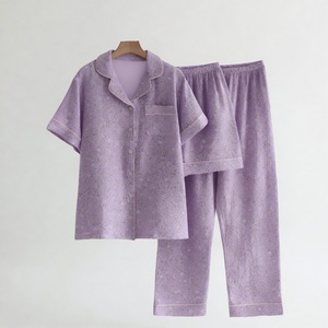 Ensemble de survêtement pour homme en polyester durable avec détails réfléchissants, équipement de course nocturne, sécurité et visibilité pour les séances d'entraînement - Product Image 1