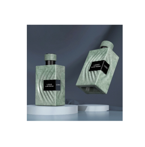 Moderno frasco de perfume hecho de vidrio transparente disponible en tamaños de 30 ml, 50 ml y 100 ml, diseñado para fragancias recargables. - Product Image 3