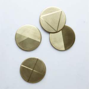 Sous-verres en laiton brossé de style nordique - Sous-verres décoratifs ronds en métal doré avec gravure géométrique, cadeau de mariage haut de gamme - Product Image 1