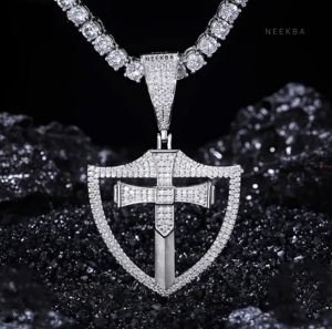 Colgante de cruz con moissanita engastada a mano en plata de ley 925, colgante de moissanita hecho a mano, joyería minimalista y elegante. - Product Image 1