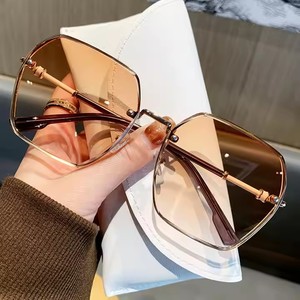 Nouvelle Collection 2024 : Lunettes de Soleil Rétro Tendance Sans Monture, Luxe Unisexe, Métal Jaune Gris, Protection UV400, Monture Carrée Complète - Product Image 1