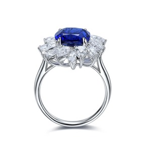 Bague en platine pour femme avec saphir bleu taille coussin et halo de diamants marquise, bijou de fiançailles romantique - Product Image 2
