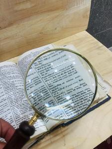 Loupe grossissante de 4 pouces en laiton avec manche en bois - Product Image 3