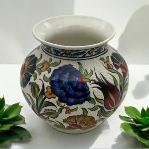 Pot en céramique blanche texturée avec des fleurs bleues et rouges audacieuses peintes à la main ; disponible à prix de gros. - Product Image 1