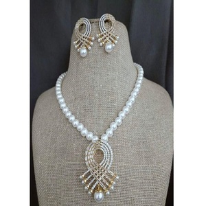 Elegante conjunto de collar con colgante AD de latón chapado en oro y pendientes con circonitas y perlas, estilo moderno para bodas, para mujer, estilo hindú. - Product Image 2