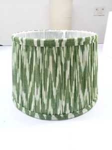 Abat-jour cylindrique en tissu vert à motif Ikat, style transitionnel, fait main, accessoire de lampe écologique - Product Image 1
