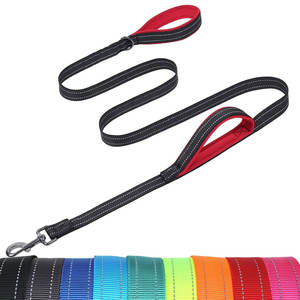 Laisse réfléchissante pour animaux de compagnie, sangle haute visibilité avec poignée confortable, clip métallique sécurisé pour les promenades nocturnes et les voyages - Product Image 1