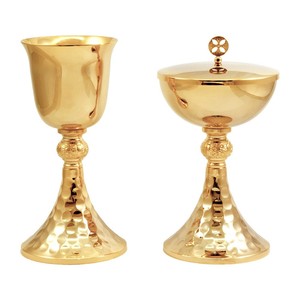 Ciboire et calice en laiton brillant. Ce calice martelé plaqué or est fait à la main en laiton de haute qualité. - Product Image 1
