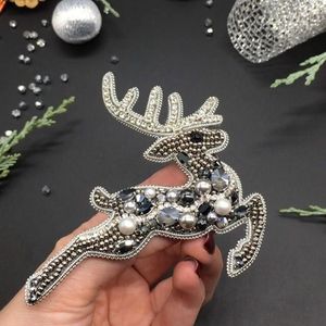 Broche Bordado a Mano con Cuentas para un Estilo Moderno, Pin de Lujo Hecho a Mano con Diseño de Bordado Intrincado - Product Image 2