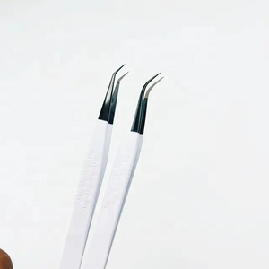Pinzas Profesionales DANTRIC IMPLANTS T-026 de Acero Inoxidable a 90 Grados, Punta Puntiaguda, Negro Mate, Diseño Moderno para Cejas - Product Image 2