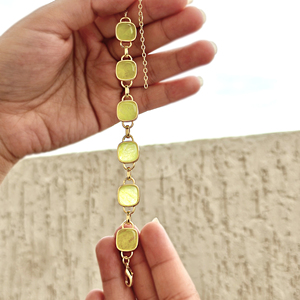Pulsera ligera para uso diario con cabujón de prehnita en forma de cojín, cadena de eslabones con piedra de jade, chapada en oro de 18k, hipoalergénica. - Product Image 3
