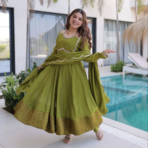 Robe longue Anarkali en soie élégante pour femmes, avec décoration en dentelle, pour mariages et fêtes - Vente en gros - Product Image 1