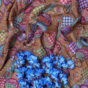 Tela Crepé Natural Transpirable y Suave con Estampado Floral de Rayas en Rubí, Amarillo Mostaza, Caléndula y Azafrán, Bordado y Estampado Colocado, Ornamental - Product Image 6