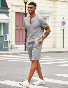 Conjunto de camiseta de manga corta y pantalones cortos de punto de secado rápido de color sólido informal de verano para hombre, gris claro - Product Image 2