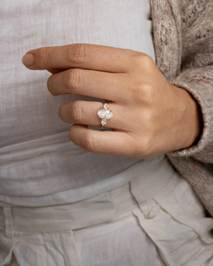 Bague de fiançailles en diamant de laboratoire taille ovale, plaqué or, pierres latérales en forme de poire, tendance et classique - Product Image 3