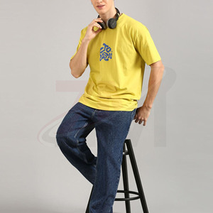 Camiseta amarilla de manga corta para hombre con estampado de letras azules, cuello redondo, estilo casual, de algodón, corte regular, con ribete en contraste. - Product Image 5